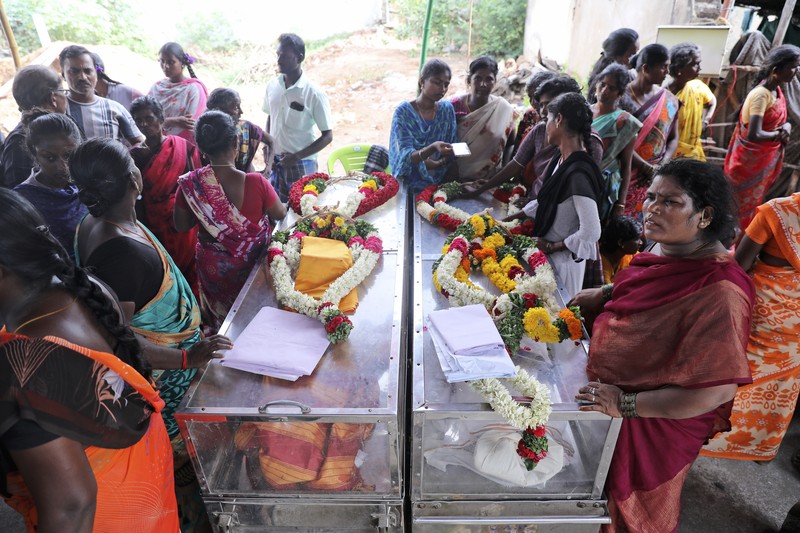 Korban meninggal akibat kasus minuman keras (miras) ilegal di negara bagian Tamil Nadu, India Selatan meningkat menjadi 47 orang. Selain itu, lebih dari 100 orang masih dirawat di rumah sakit. (AP Photo/R. Parthibhan) Korban meninggal akibat kasus minuman keras (miras) ilegal di negara bagian Tamil Nadu, India Selatan meningkat menjadi 47 orang. Selain itu, lebih dari 100 orang masih dirawat di rumah sakit. (AP Photo/R. Parthibhan)