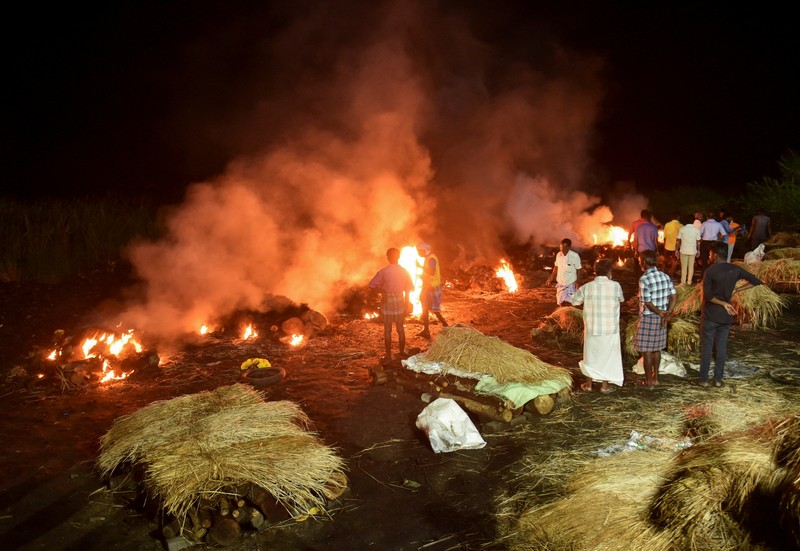 Korban meninggal akibat kasus minuman keras (miras) ilegal di negara bagian Tamil Nadu, India Selatan meningkat menjadi 47 orang. Selain itu, lebih dari 100 orang masih dirawat di rumah sakit. (AP Photo/R. Parthibhan) Korban meninggal akibat kasus minuman keras (miras) ilegal di negara bagian Tamil Nadu, India Selatan meningkat menjadi 47 orang. Selain itu, lebih dari 100 orang masih dirawat di rumah sakit. (AP Photo/R. Parthibhan)