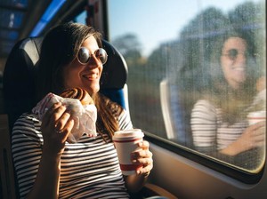 5 Makanan yang Sebaiknya Tak Dimakan Saat Naik Kereta