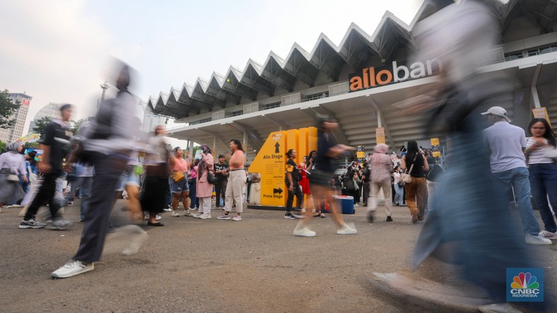 Penonton memadati Allo Fest 2024 di Istora Senayan, Jakarta, Sabtu (22/6/2022). Allo Bank kembali menggelar Allo Fest yang menghadirkan sederet musisi ternama mulai dari Way V hingga Hindia. (CNBC Indonesia/Faisal Rahman)