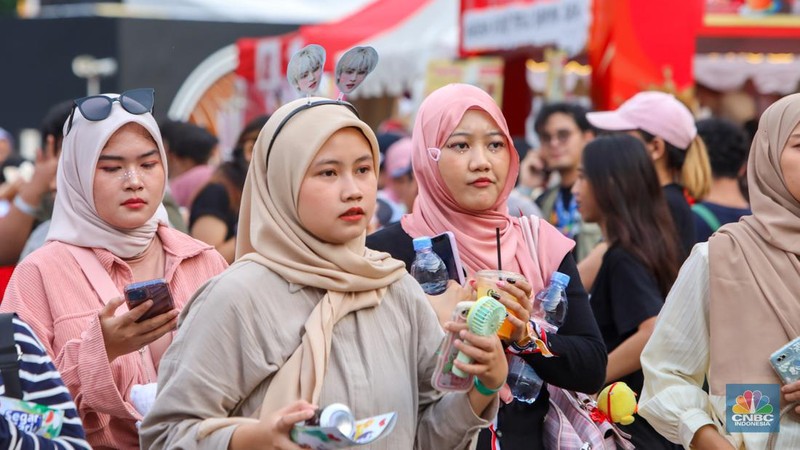 Penonton memadati Allo Fest 2024 di Istora Senayan, Jakarta, Sabtu (22/6/2022). Allo Bank kembali menggelar Allo Fest yang menghadirkan sederet musisi ternama mulai dari Way V hingga Hindia. (CNBC Indonesia/Faisal Rahman)