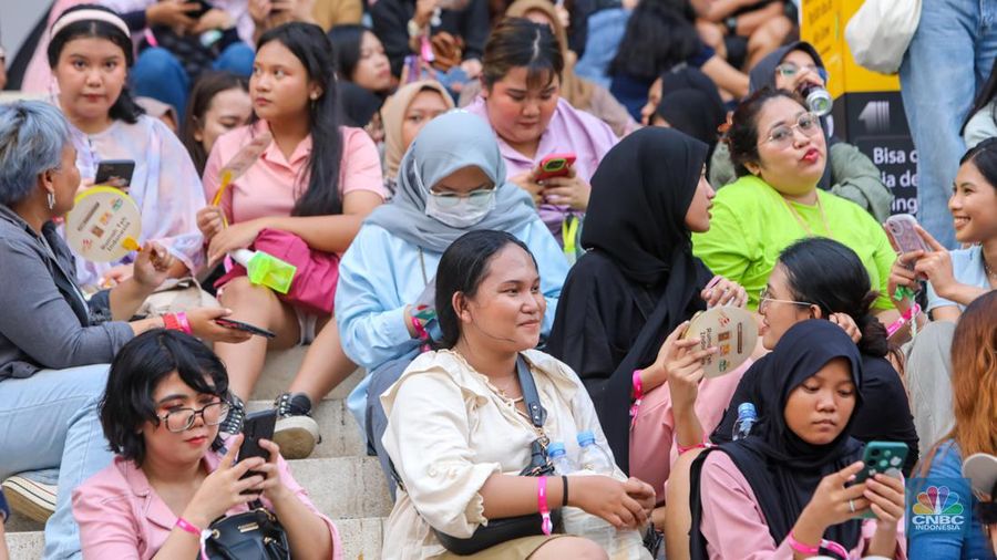 Penonton memadati Allo Fest 2024 di Istora Senayan, Jakarta, Sabtu (22/6/2022). Allo Bank kembali menggelar Allo Fest yang menghadirkan sederet musisi ternama mulai dari Way V hingga Hindia. (CNBC Indonesia/Faisal Rahman)