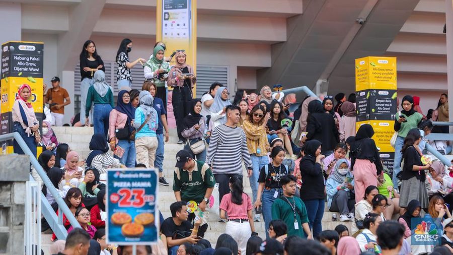 Penonton memadati Allo Fest 2024 di Istora Senayan, Jakarta, Sabtu (22/6/2022). Allo Bank kembali menggelar Allo Fest yang menghadirkan sederet musisi ternama mulai dari Way V hingga Hindia. (CNBC Indonesia/Faisal Rahman)