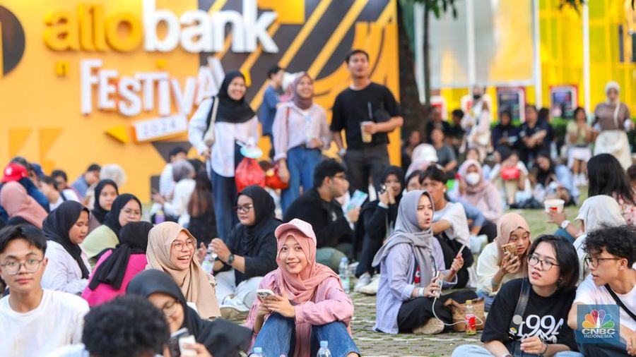 Penonton memadati Allo Fest 2024 di Istora Senayan, Jakarta, Sabtu (22/6/2022). Allo Bank kembali menggelar Allo Fest yang menghadirkan sederet musisi ternama mulai dari Way V hingga Hindia. (CNBC Indonesia/Faisal Rahman)