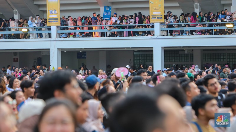 Penonton memadati Allo Fest 2024 di Istora Senayan, Jakarta, Sabtu (22/6/2022). Allo Bank kembali menggelar Allo Fest yang menghadirkan sederet musisi ternama mulai dari Way V hingga Hindia. (CNBC Indonesia/Faisal Rahman) Penonton memadati Allo Fest 2024 di Istora Senayan, Jakarta, Sabtu (22/6/2022). Allo Bank kembali menggelar Allo Fest yang menghadirkan sederet musisi ternama mulai dari Way V hingga Hindia. (CNBC Indonesia/Faisal Rahman)