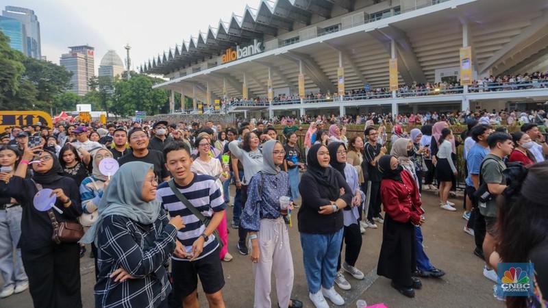 Penonton memadati Allo Fest 2024 di Istora Senayan, Jakarta, Sabtu (22/6/2022). Allo Bank kembali menggelar Allo Fest yang menghadirkan sederet musisi ternama mulai dari Way V hingga Hindia. (CNBC Indonesia/Faisal Rahman)
