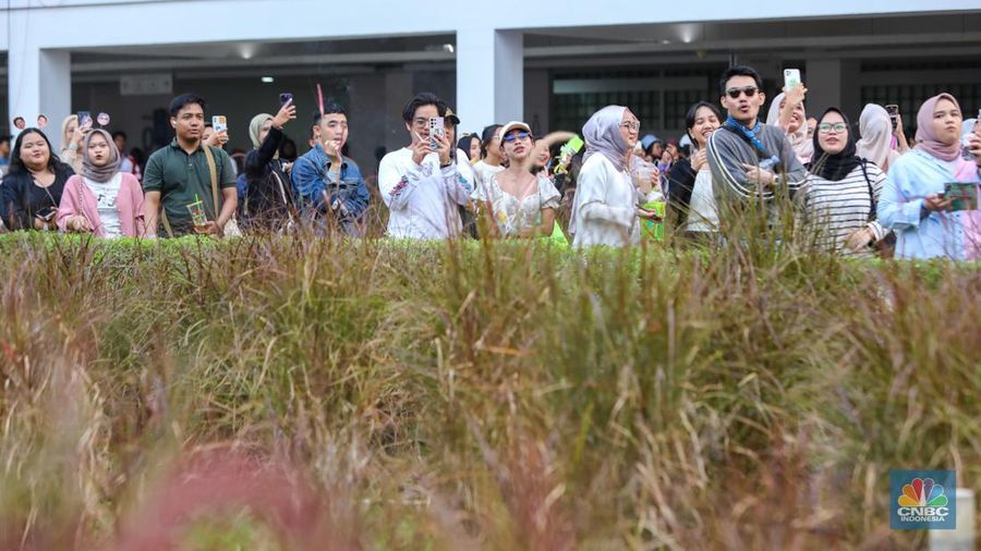 Penonton memadati Allo Fest 2024 di Istora Senayan, Jakarta, Sabtu (22/6/2022). Allo Bank kembali menggelar Allo Fest yang menghadirkan sederet musisi ternama mulai dari Way V hingga Hindia. (CNBC Indonesia/Faisal Rahman)