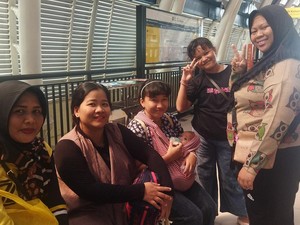 Warga Antusias Naik LRT Tarif Rp 1 Saat HUT DKI Hari Ini