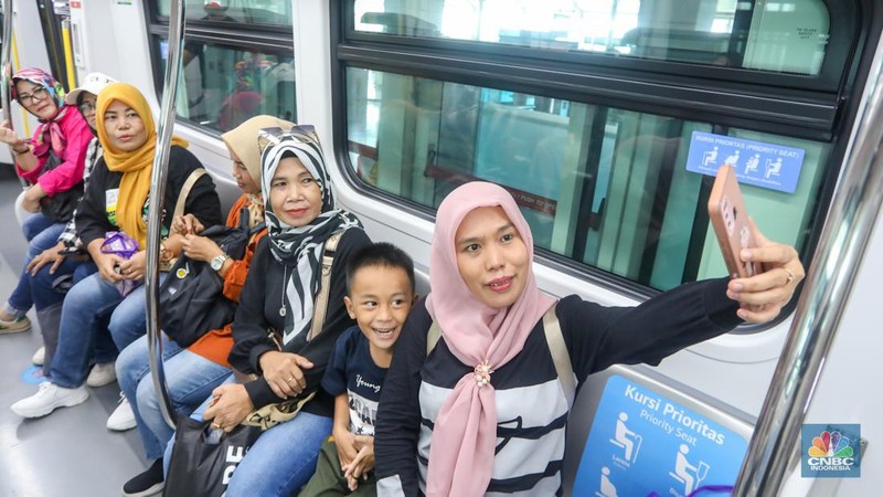 Penumpang menaiki LRT Jakarta saat melintas di kawasan Rawamangun, Jakarta, Sabtu (22/6/2024). (վ/Faisal Rahman)