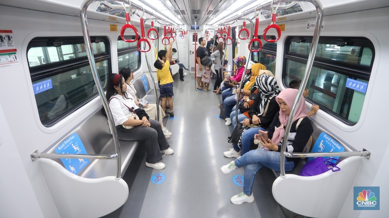 Penumpang menaiki LRT Jakarta saat melintas di kawasan Rawamangun, Jakarta, Sabtu (22/6/2024). (CNBC Indonesia/Faisal Rahman) Penumpang menaiki LRT Jakarta saat melintas di kawasan Rawamangun, Jakarta, Sabtu (22/6/2024). (CNBC Indonesia/Faisal Rahman)