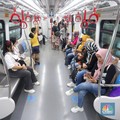 Penumpang menaiki LRT Jakarta saat melintas di kawasan Rawamangun, Jakarta, Sabtu (22/6/2024). (CNBC Indonesia/Faisal Rahman)