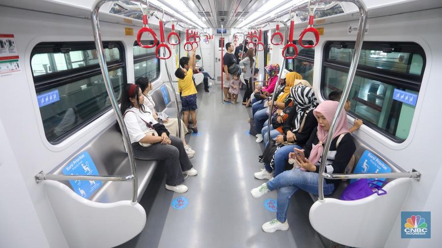 Penumpang menaiki LRT Jakarta saat melintas di kawasan Rawamangun, Jakarta, Sabtu (22/6/2024). (վ/Faisal Rahman)
