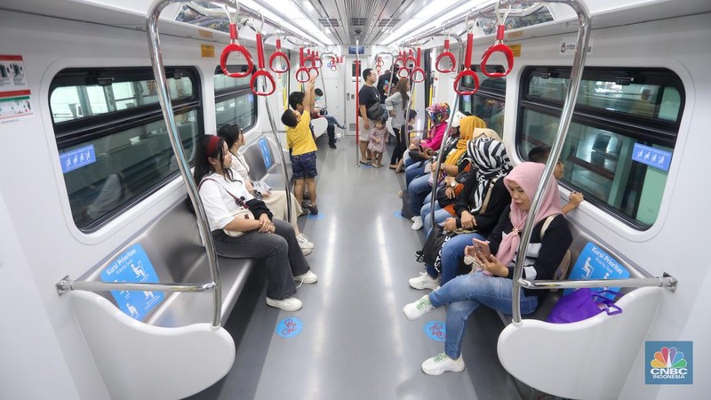 Penumpang menaiki LRT Jakarta saat melintas di kawasan Rawamangun, Jakarta, Sabtu (22/6/2024). (վ/Faisal Rahman)
