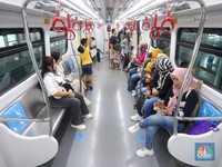 Penumpang menaiki LRT Jakarta saat melintas di kawasan Rawamangun, Jakarta, Sabtu (22/6/2024). (CNBC Indonesia/Faisal Rahman)