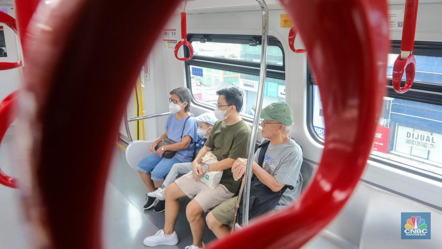 Penumpang menaiki LRT Jakarta saat melintas di kawasan Rawamangun, Jakarta, Sabtu (22/6/2024). (վ/Faisal Rahman)