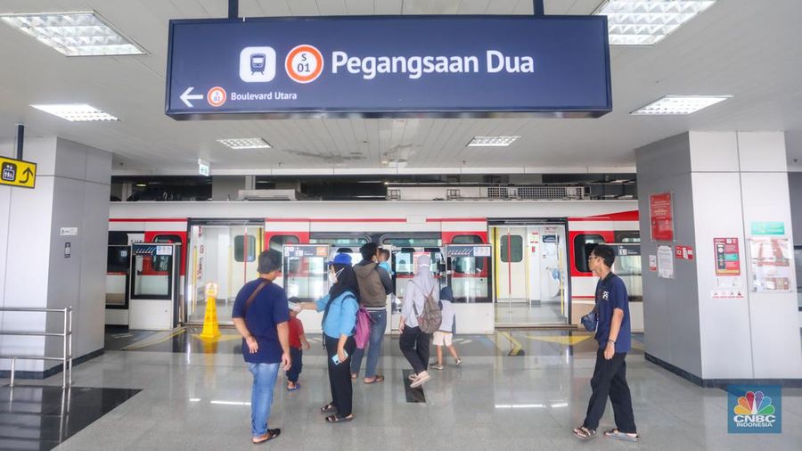 Penumpang menaiki LRT Jakarta saat melintas di kawasan Rawamangun, Jakarta, Sabtu (22/6/2024). (վ/Faisal Rahman)