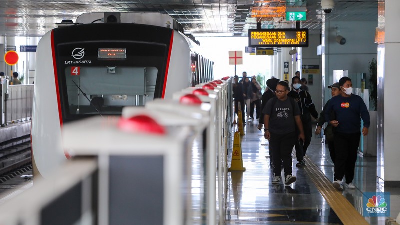 Penumpang menaiki LRT Jakarta saat melintas di kawasan Rawamangun, Jakarta, Sabtu (22/6/2024). (CNBC Indonesia/Faisal Rahman) Penumpang menaiki LRT Jakarta saat melintas di kawasan Rawamangun, Jakarta, Sabtu (22/6/2024). (CNBC Indonesia/Faisal Rahman)