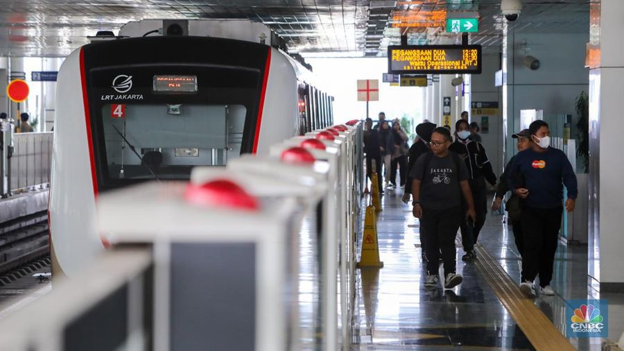Penumpang menaiki LRT Jakarta saat melintas di kawasan Rawamangun, Jakarta, Sabtu (22/6/2024). (վ/Faisal Rahman)