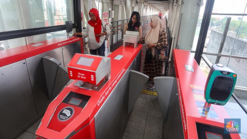 Penumpang menaiki LRT Jakarta saat melintas di kawasan Rawamangun, Jakarta, Sabtu (22/6/2024). (վ/Faisal Rahman)