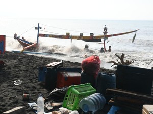 Perahu Dinaiki Sekeluarga Asal Bali Digulung Ombak Tinggi di Banyuwangi