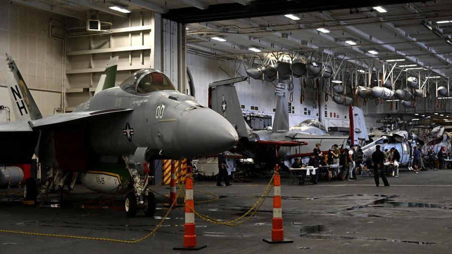 Kapal induk bertenaga nuklir berlabuh di Busan, Korea Selatan, 22 Juni 2024. (South Korea Defense Ministry via AP)