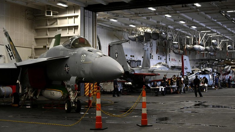 Kapal induk bertenaga nuklir berlabuh di Busan, Korea Selatan, 22 Juni 2024. (South Korea Defense Ministry via AP)