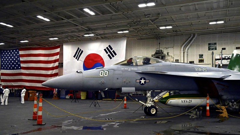 Kapal induk bertenaga nuklir berlabuh di Busan, Korea Selatan, 22 Juni 2024. (South Korea Defense Ministry via AP)