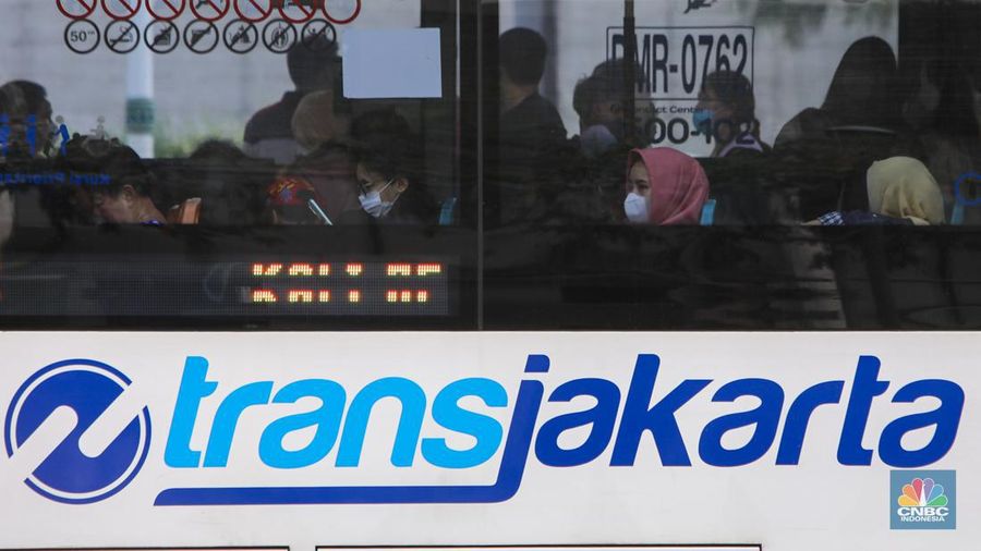 Suasana halte TransJakarta bundaran HI saat HUT ke-497 Jakarta, Sabtu (22/6/2024). (CNBC Indonesia/Faisal Rahman)