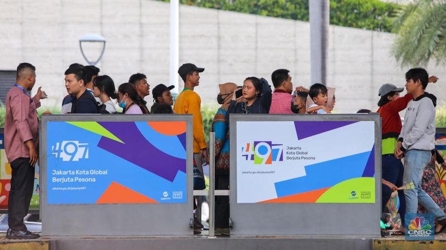 Penumpang menaiki LRT Jakarta saat melintas di kawasan Rawamangun, Jakarta, Sabtu (22/6/2024). (վ/Faisal Rahman)