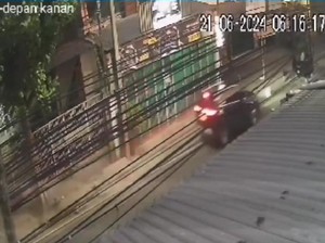 Viral Penyapu Jalan Terpental Diseruduk Mobil di Pasar Atas Cimahi