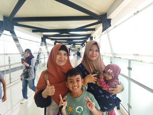 Senangnya Putri Keliling Jakarta Bareng Anak Cuma Bayar Rp 1 Pakai MRT-TransJ