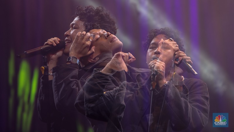 Penonton memadati Allo Fest 2024 di Istora Senayan, Jakarta, Sabtu (22/6/2022). Allo Bank kembali menggelar Allo Fest yang menghadirkan sederet musisi ternama mulai dari Way V hingga Hindia. (CNBC Indonesia/Faisal Rahman)
