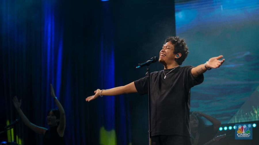 Baskara Putra atau yang lebih dikenal dengan nama panggung Hindia saat tampil memeriahkan Allo Bank Festival 2024 di Istora Senayan, Jakarta, Sabtu (22/6/2024) malam. (CNBC Indonesia/Faisal Rahman)