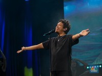 Baskara Putra atau yang lebih dikenal dengan nama panggung Hindia saat tampil memeriahkan Allo Bank Festival 2024 di Istora Senayan, Jakarta, Sabtu (22/6/2024) malam. (CNBC Indonesia/Faisal Rahman)