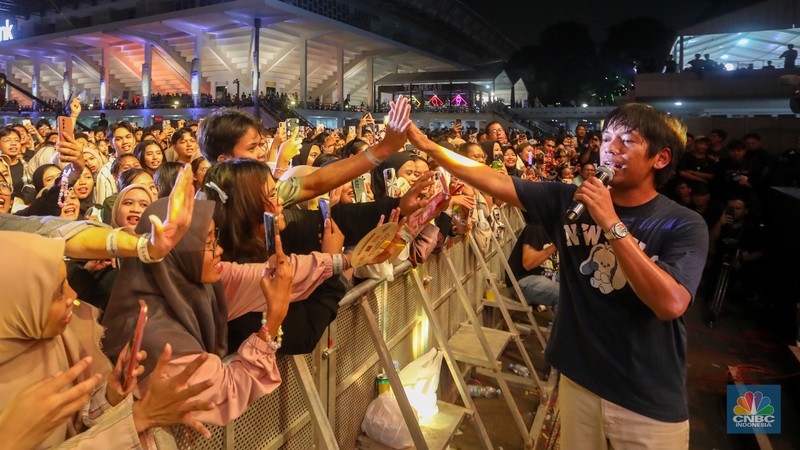 Penonton memadati Allo Fest 2024 di Istora Senayan, Jakarta, Sabtu (22/6/2022). Allo Bank kembali menggelar Allo Fest yang menghadirkan sederet musisi ternama mulai dari Way V hingga Hindia. (CNBC Indonesia/Faisal Rahman)