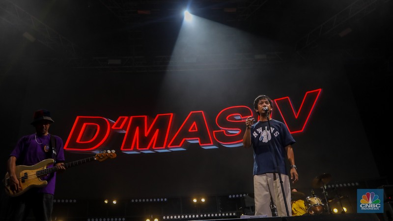 Penonton memadati Allo Fest 2024 di Istora Senayan, Jakarta, Sabtu (22/6/2022). Allo Bank kembali menggelar Allo Fest yang menghadirkan sederet musisi ternama mulai dari Way V hingga Hindia. (CNBC Indonesia/Faisal Rahman) Penonton memadati Allo Fest 2024 di Istora Senayan, Jakarta, Sabtu (22/6/2022). Allo Bank kembali menggelar Allo Fest yang menghadirkan sederet musisi ternama mulai dari Way V hingga Hindia. (CNBC Indonesia/Faisal Rahman)