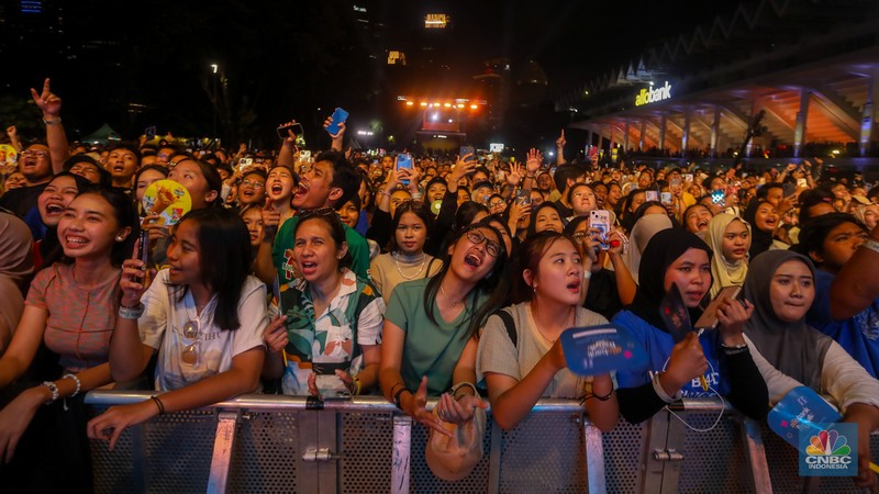 Penonton memadati Allo Fest 2024 di Istora Senayan, Jakarta, Sabtu (22/6/2022). Allo Bank kembali menggelar Allo Fest yang menghadirkan sederet musisi ternama mulai dari Way V hingga Hindia. (CNBC Indonesia/Faisal Rahman) Penonton memadati Allo Fest 2024 di Istora Senayan, Jakarta, Sabtu (22/6/2022). Allo Bank kembali menggelar Allo Fest yang menghadirkan sederet musisi ternama mulai dari Way V hingga Hindia. (CNBC Indonesia/Faisal Rahman)