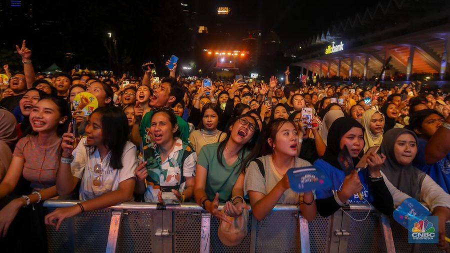 Penonton memadati Allo Fest 2024 di Istora Senayan, Jakarta, Sabtu (22/6/2022). Allo Bank kembali menggelar Allo Fest yang menghadirkan sederet musisi ternama mulai dari Way V hingga Hindia. (CNBC Indonesia/Faisal Rahman)