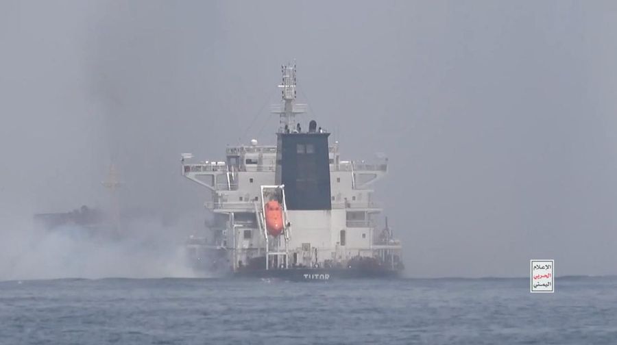Kelompok Houthi Yaman merilis sebuah video pada Kamis (20/6/2024) menunjukkan serangan tanggal 12 Juni terhadap kapal pengangkut batu bara MV Tutor milik Yunani di Laut Merah. (via REUTERS/HOUTHI MEDIA CENTRE)