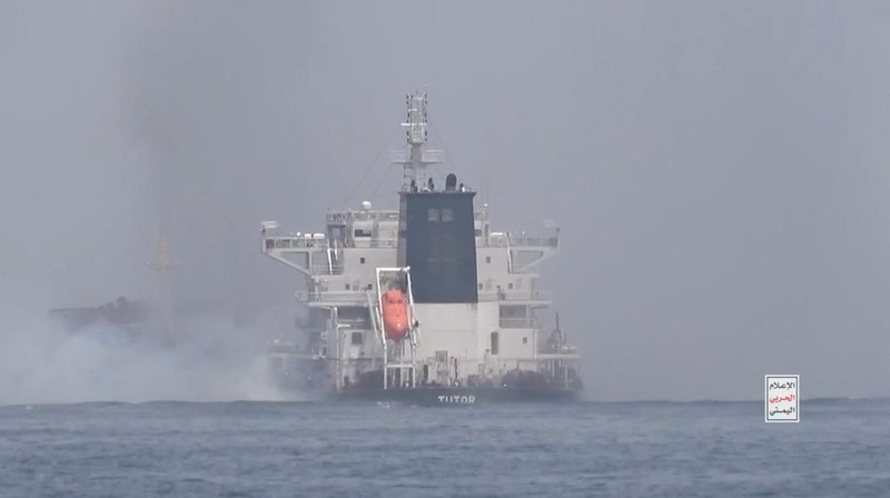 Kelompok Houthi Yaman merilis sebuah video pada Kamis (20/6/2024) menunjukkan serangan tanggal 12 Juni terhadap kapal pengangkut batu bara MV Tutor milik Yunani di Laut Merah. (Etat-Major des Armées/France via AP)