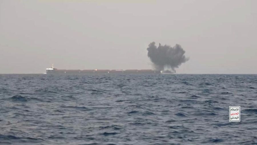 Kelompok Houthi Yaman merilis sebuah video pada Kamis (20/6/2024) menunjukkan serangan tanggal 12 Juni terhadap kapal pengangkut batu bara MV Tutor milik Yunani di Laut Merah. (Etat-Major des Armées/France via AP)