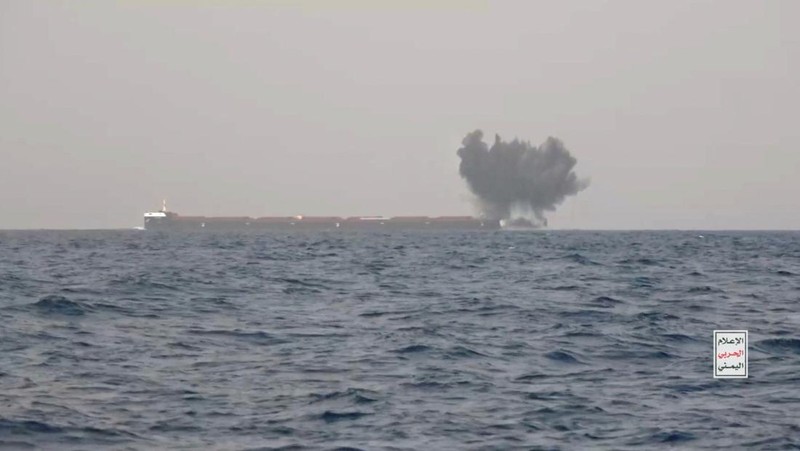 Kelompok Houthi Yaman merilis sebuah video pada Kamis (20/6/2024) menunjukkan serangan tanggal 12 Juni terhadap kapal pengangkut batu bara MV Tutor milik Yunani di Laut Merah. (Etat-Major des Armées/France via AP)