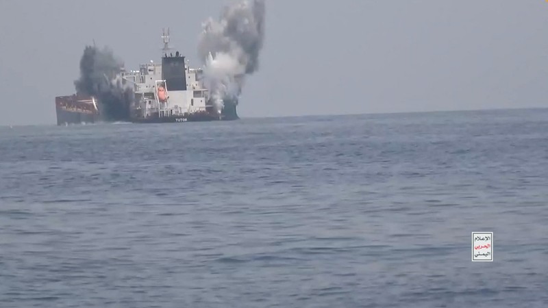 Kelompok Houthi Yaman merilis sebuah video pada Kamis (20/6/2024) menunjukkan serangan tanggal 12 Juni terhadap kapal pengangkut batu bara MV Tutor milik Yunani di Laut Merah. (Etat-Major des Armées/France via AP)