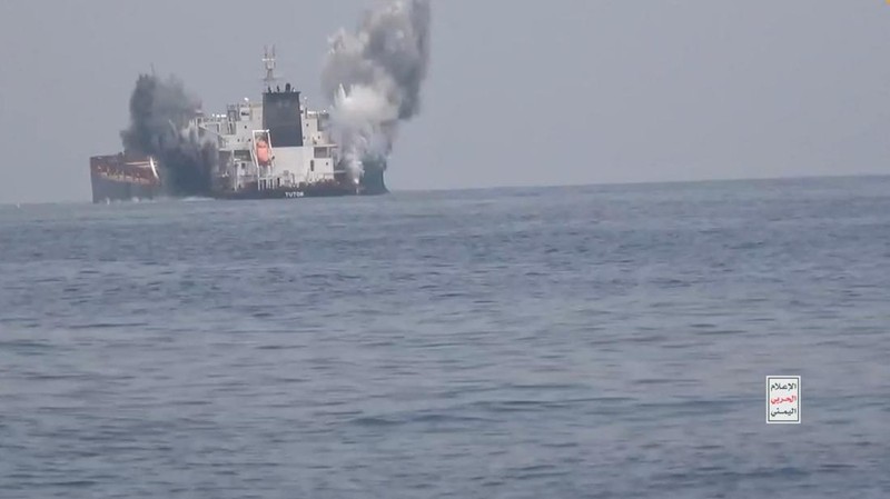 Kelompok Houthi Yaman merilis sebuah video pada Kamis (20/6/2024) menunjukkan serangan tanggal 12 Juni terhadap kapal pengangkut batu bara MV Tutor milik Yunani di Laut Merah. (Etat-Major des Armées/France via AP)