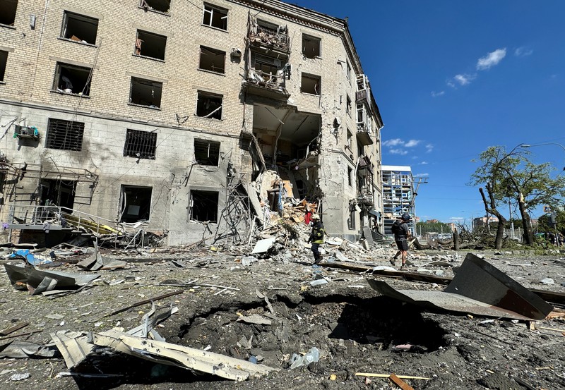 Militer Rusia mengebom sebuah bangunan tempat tinggal di kota Kharkiv, Ukraina, pada Sabtu (22/6/2024). Insiden ini menewaskan tiga orang dan melukai lebih dari 50 orang. (REUTERS/Vitalii Hnidyi) Militer Rusia mengebom sebuah bangunan tempat tinggal di kota Kharkiv, Ukraina, pada Sabtu (22/6/2024). Insiden ini menewaskan tiga orang dan melukai lebih dari 50 orang. (REUTERS/Vitalii Hnidyi)