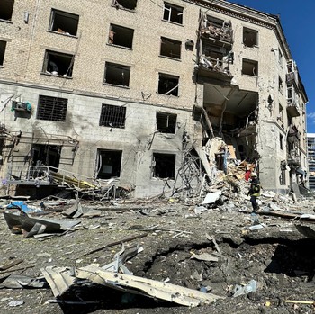 Serangan Bom Rusia Hancurkan Rumah Warga di Ukraina