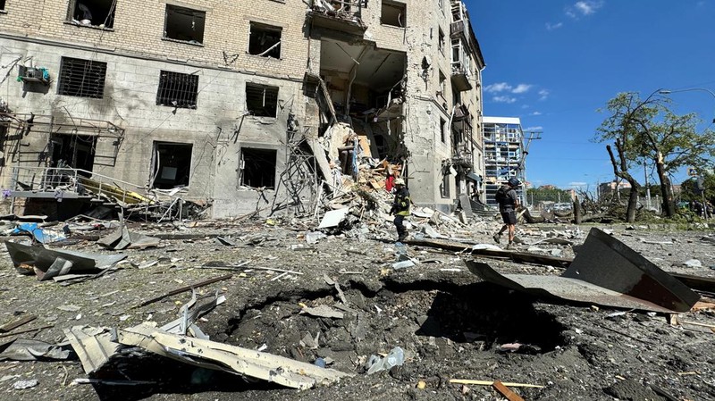 Militer Rusia mengebom sebuah bangunan tempat tinggal di kota Kharkiv, Ukraina, pada Sabtu (22/6/2024). Insiden ini menewaskan tiga orang dan melukai lebih dari 50 orang. (REUTERS/Vitalii Hnidyi)