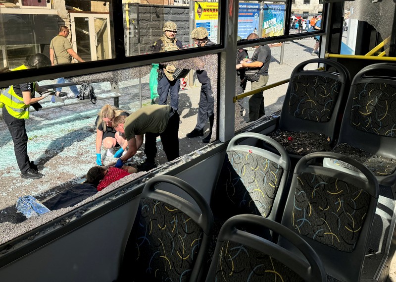 Militer Rusia mengebom sebuah bangunan tempat tinggal di kota Kharkiv, Ukraina, pada Sabtu (22/6/2024). Insiden ini menewaskan tiga orang dan melukai lebih dari 50 orang. (REUTERS/Vitalii Hnidyi) Militer Rusia mengebom sebuah bangunan tempat tinggal di kota Kharkiv, Ukraina, pada Sabtu (22/6/2024). Insiden ini menewaskan tiga orang dan melukai lebih dari 50 orang. (REUTERS/Vitalii Hnidyi)
