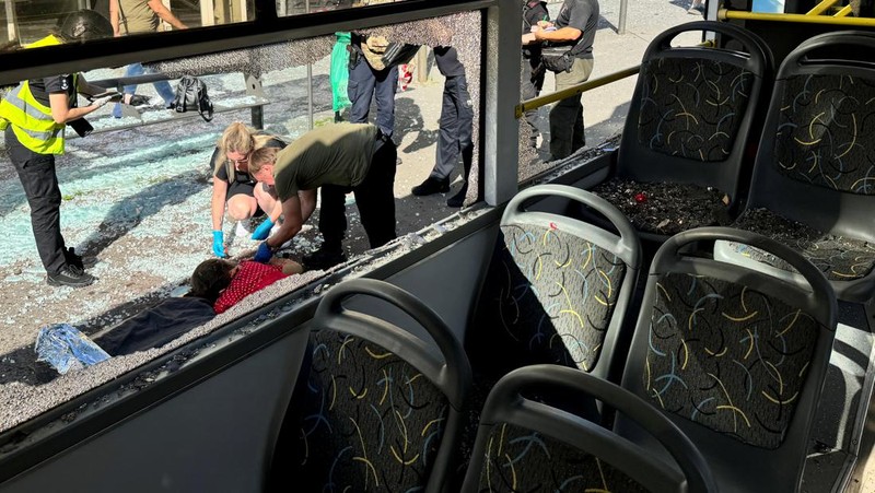 Militer Rusia mengebom sebuah bangunan tempat tinggal di kota Kharkiv, Ukraina, pada Sabtu (22/6/2024). Insiden ini menewaskan tiga orang dan melukai lebih dari 50 orang. (REUTERS/Vitalii Hnidyi)