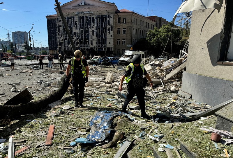Militer Rusia mengebom sebuah bangunan tempat tinggal di kota Kharkiv, Ukraina, pada Sabtu (22/6/2024). Insiden ini menewaskan tiga orang dan melukai lebih dari 50 orang. (REUTERS/Vitalii Hnidyi) Militer Rusia mengebom sebuah bangunan tempat tinggal di kota Kharkiv, Ukraina, pada Sabtu (22/6/2024). Insiden ini menewaskan tiga orang dan melukai lebih dari 50 orang. (REUTERS/Vitalii Hnidyi)